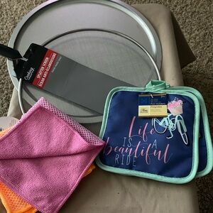NWOT-2- Bicycle Pot Holders,2-Kitchen Wash Rags, Pizza Pan & Splatter Screen